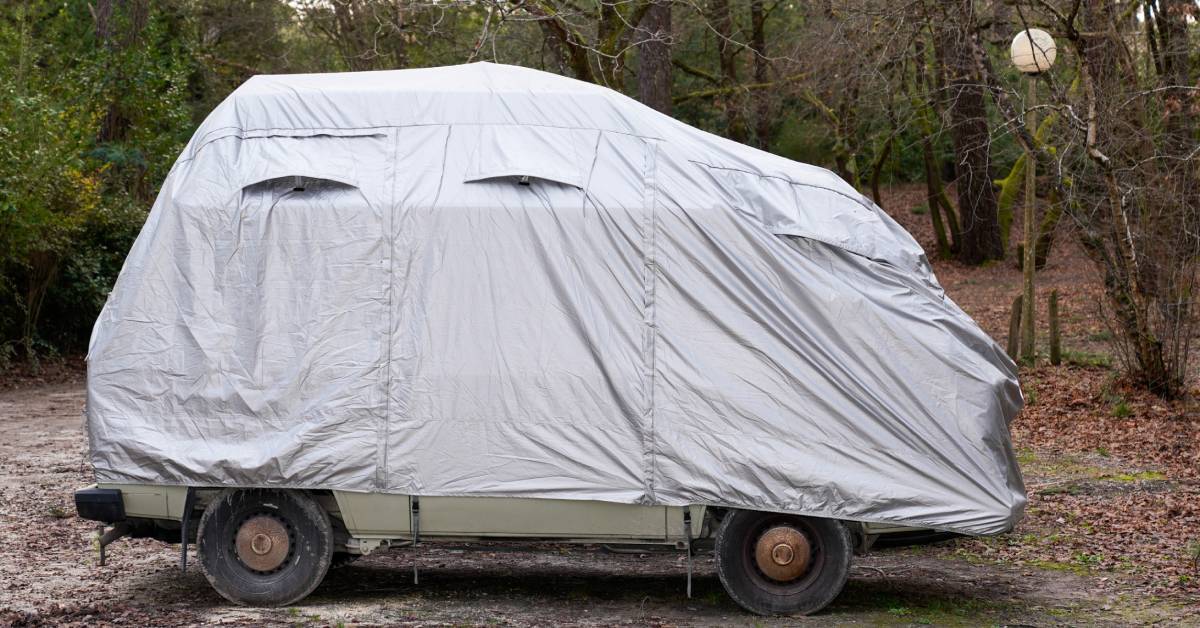 rv-covered-with-tarp