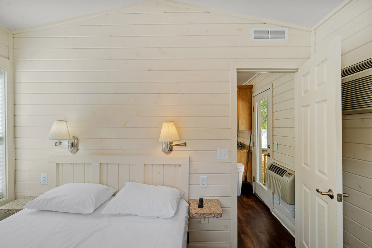 whiteface-cottage-primary-bedroom