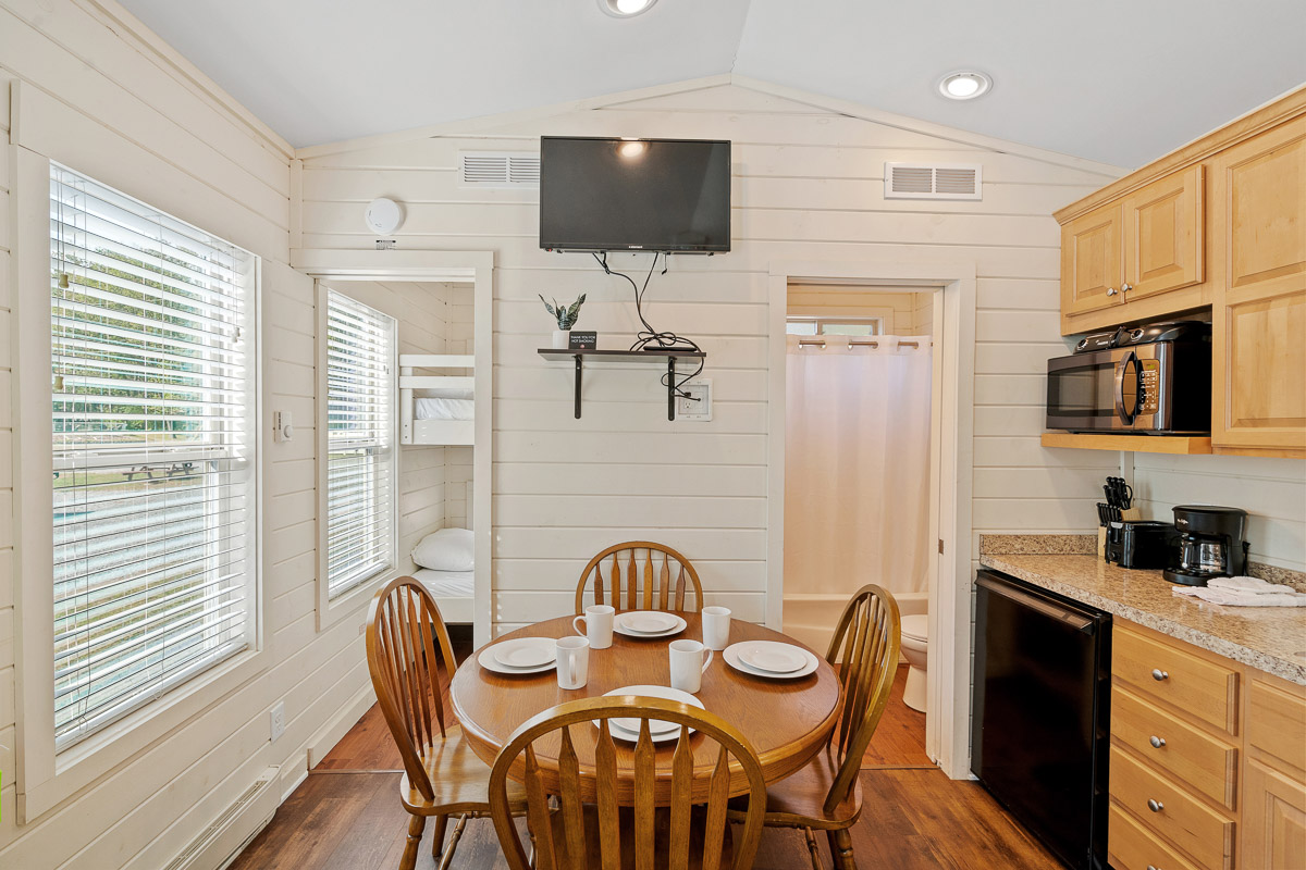 whiteface-cottage-dining-area