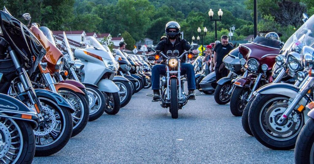 motorcycle-rally-line-of-bikes