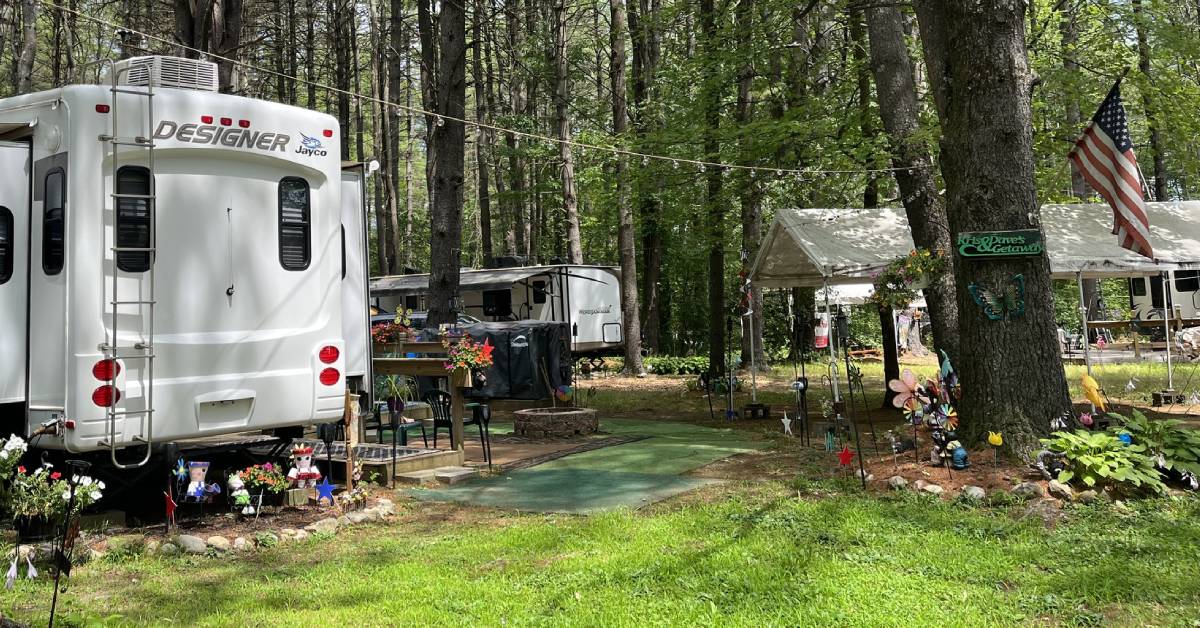 rv campsites, decorated with flowers and garden items
