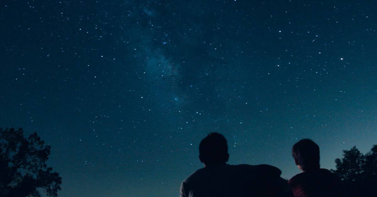 two people stargazing